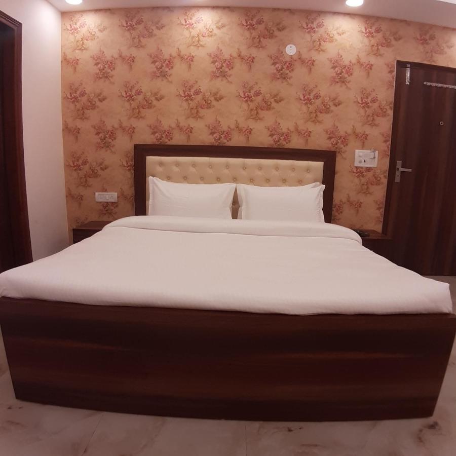 Triom Hotel Delhi  Buitenkant foto