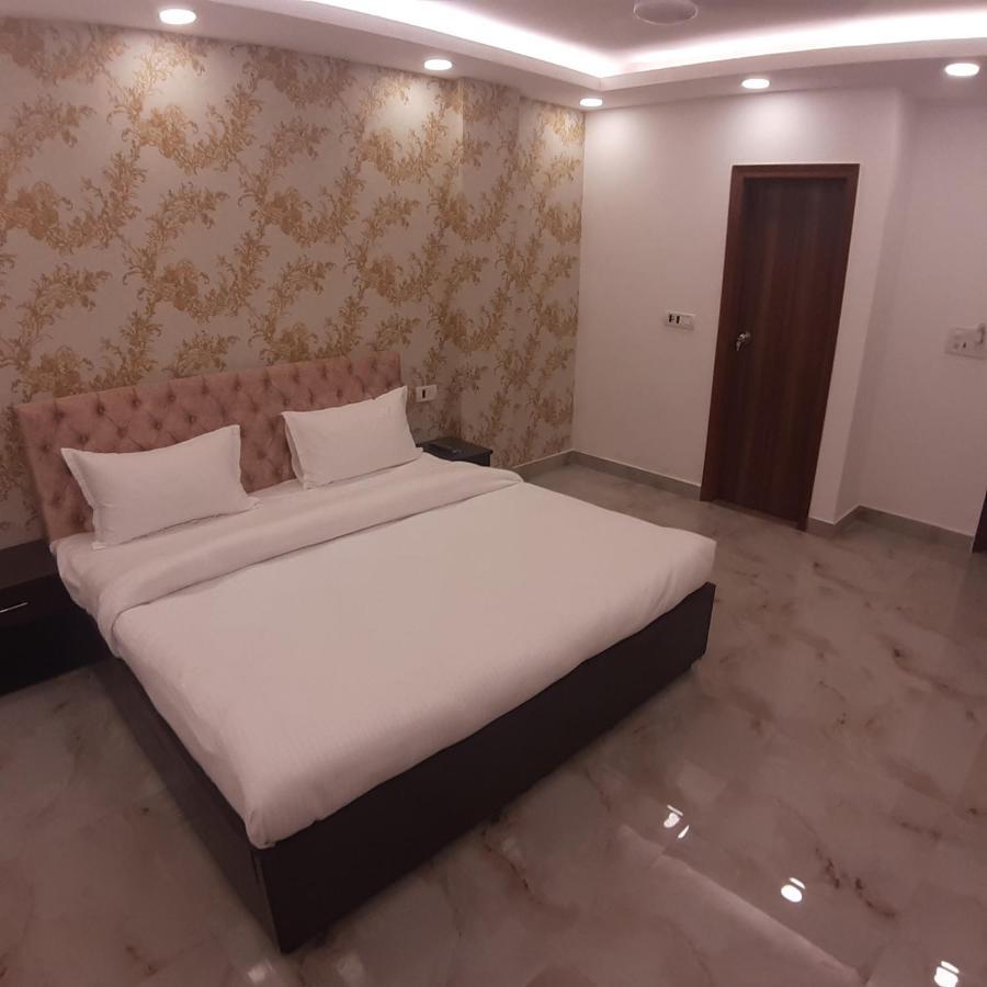 Triom Hotel Delhi  Buitenkant foto