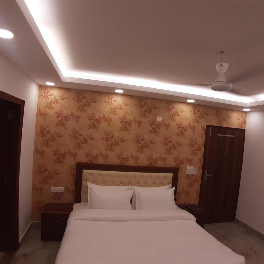 Triom Hotel Delhi  Buitenkant foto