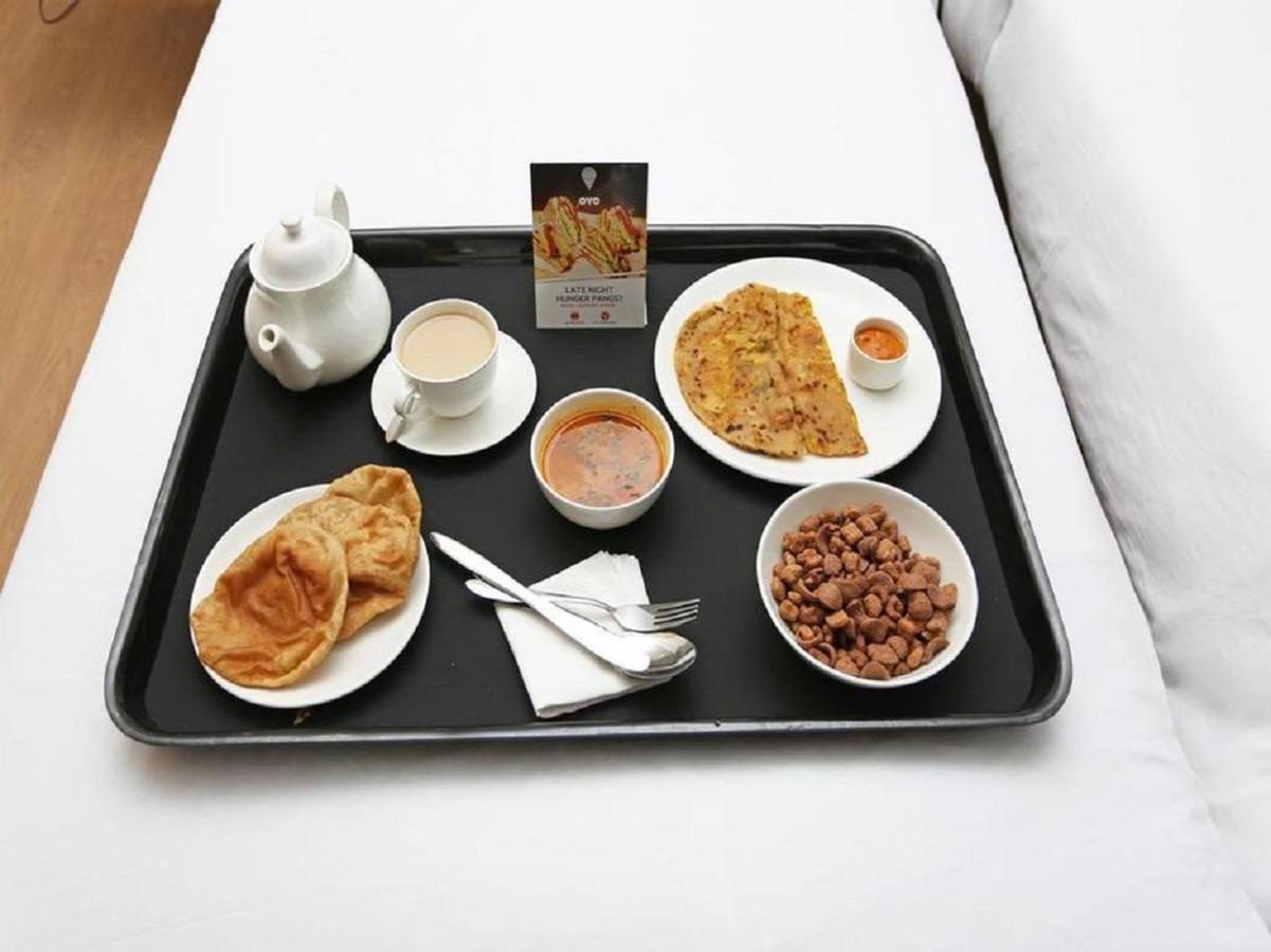 Triom Hotel Delhi  Buitenkant foto